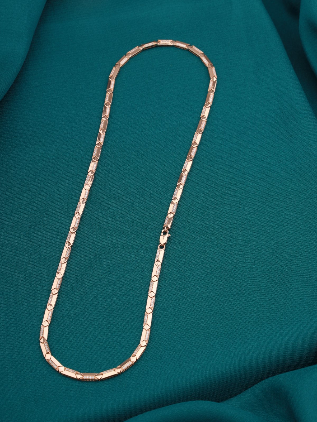 The Diamond-Facet Liquid Chain